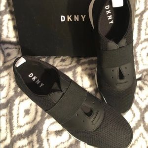 DKNY WOMEN'S SNEAKERS BRAND NEW NEVER WORN  10